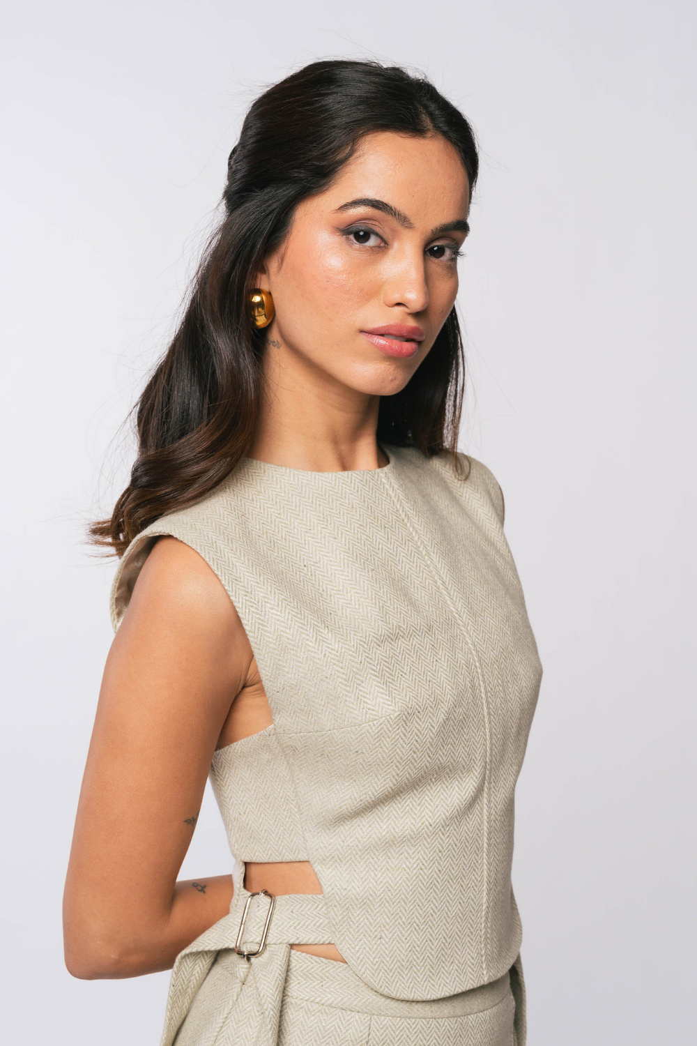 BUCKLED CREME TOP